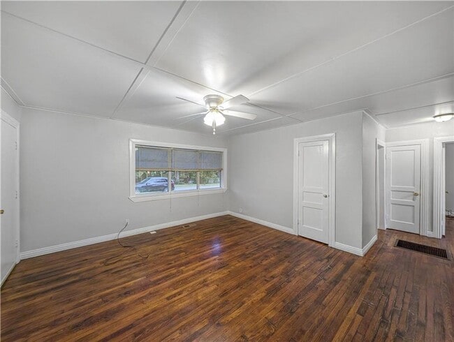 Building Photo - 208 E Graham St