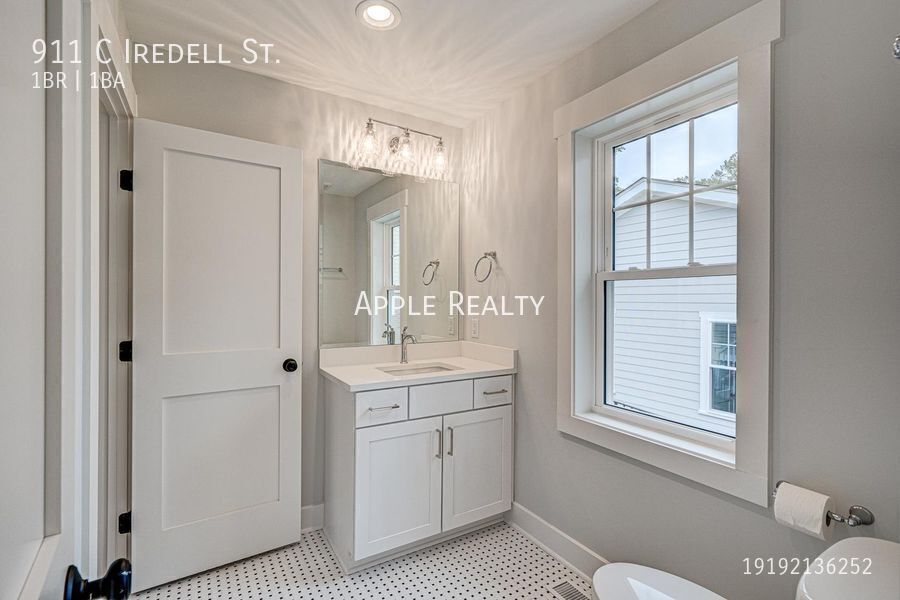 Building Photo - 911 Iredell St