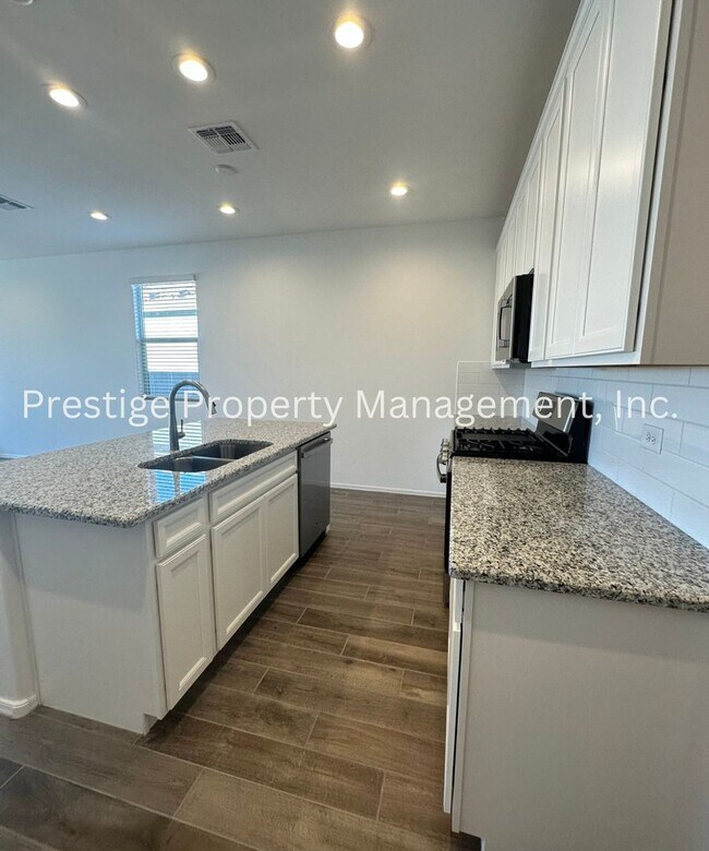 Building Photo - You Have To See The Beautiful 4/2 New Buil...