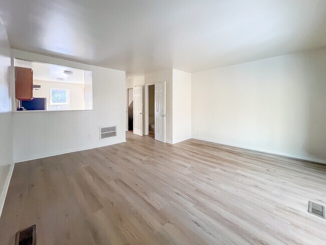 Building Photo - 32 Fox Hill Dr