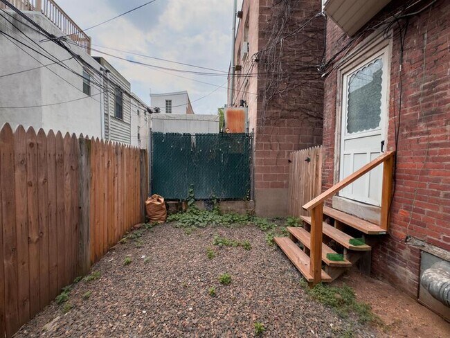 Building Photo - 1832-34 Callowhill St