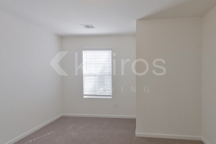 Building Photo - 226 Long Is Dr