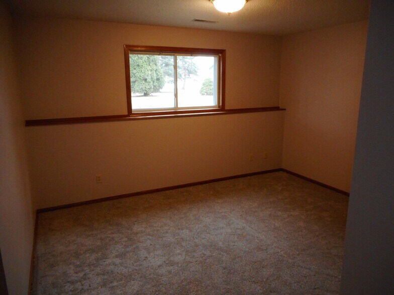 Building Photo - 125 Rosewood Ln S