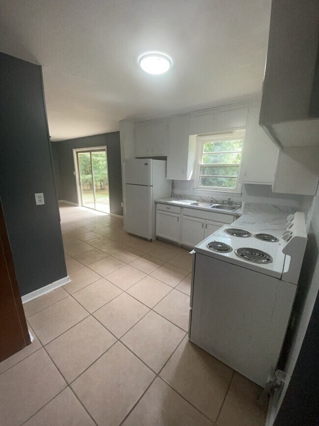 Building Photo - 2694 Woodside Dr
