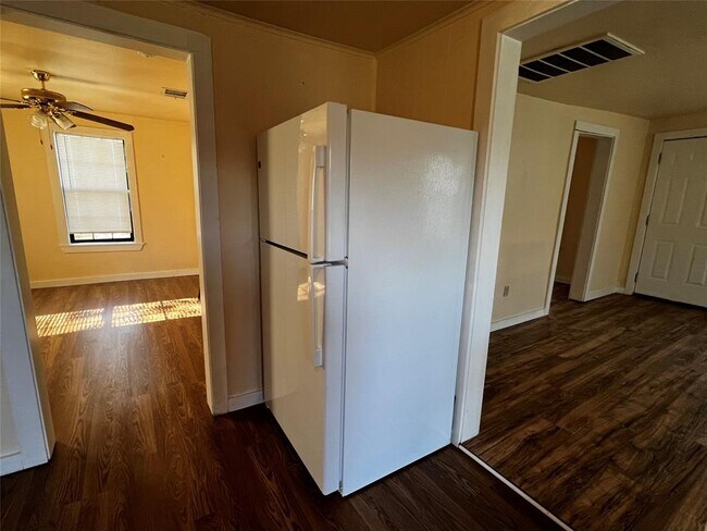 Building Photo - 102 E Carrie Manor St