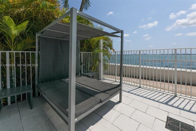 Building Photo - 700 NE 25th St