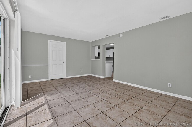 Building Photo - 1037 W 28th St