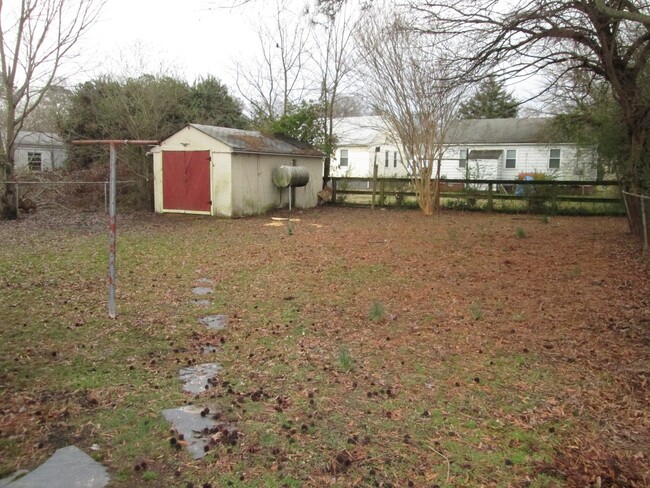 Building Photo - Three bedroom Highland Springs home. Avail...