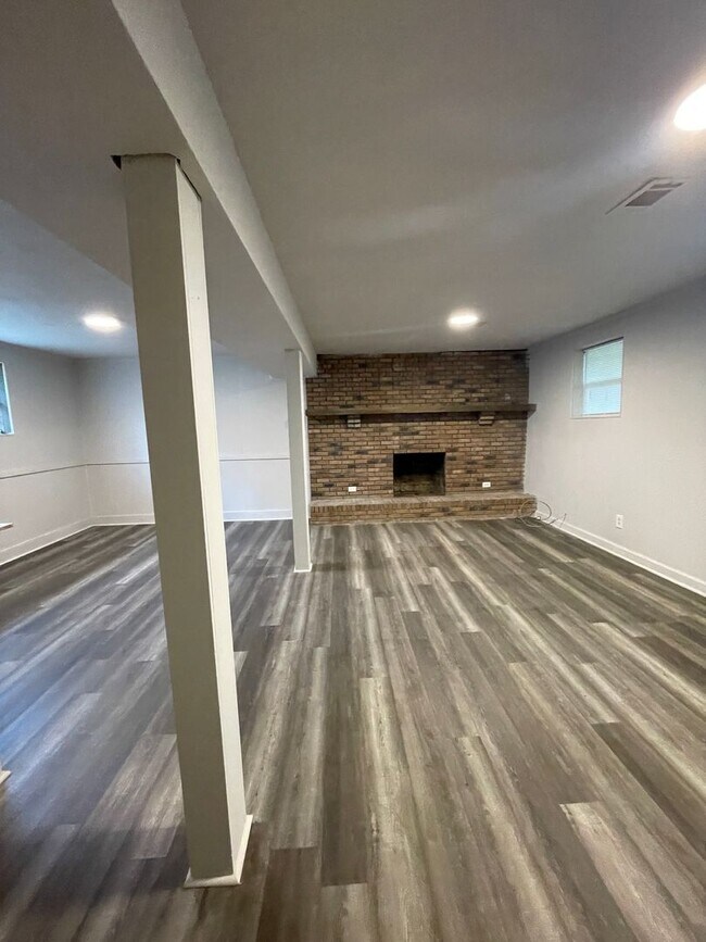 Building Photo - Beautifully renovated 3 bedroom 2.5 Bath