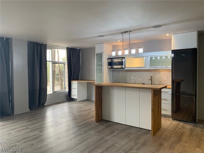 Building Photo - 3111 Bel Air Dr