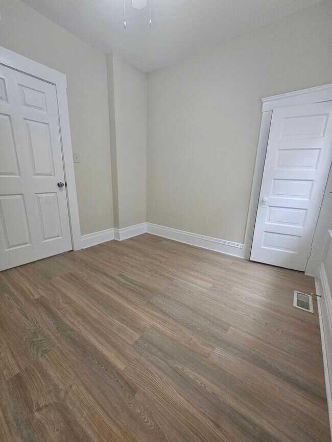 Building Photo - 3643 W 47th St