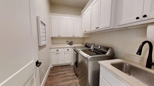 Building Photo - 2405 Vineyard Dr