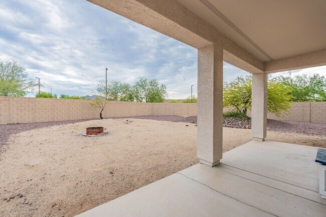 Building Photo - Three Beds & 2.5 Baths - Move Right In!