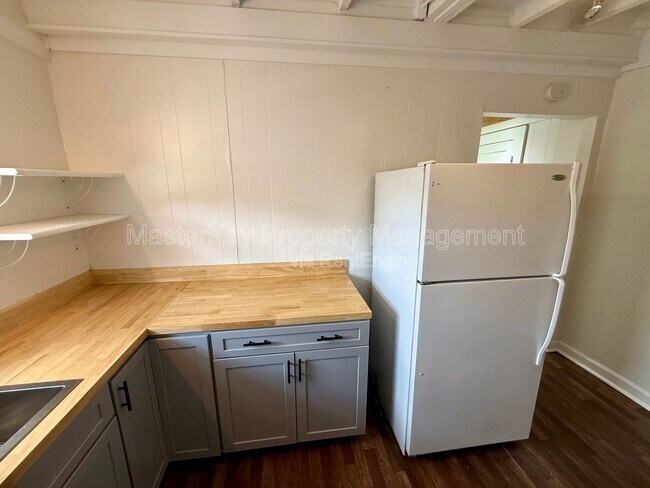 Building Photo - 302 Raynor St
