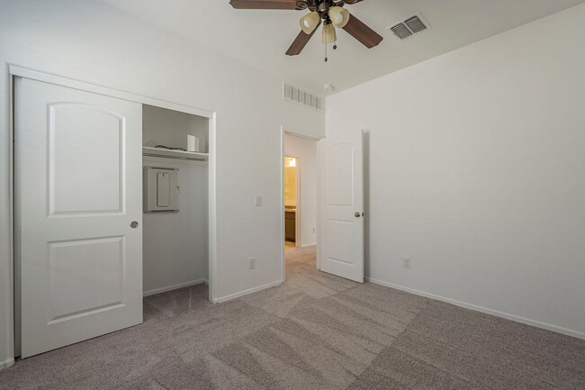 Building Photo - Gorgeous 4 Bed / 2 Bath Home – Move-In Rea...
