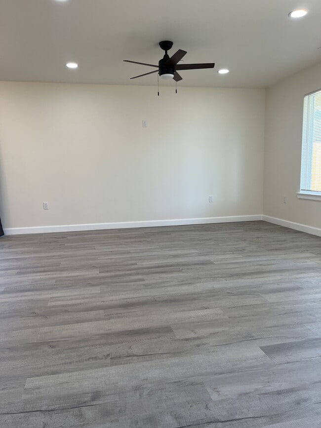 Building Photo - 5104 Chestnut Rd