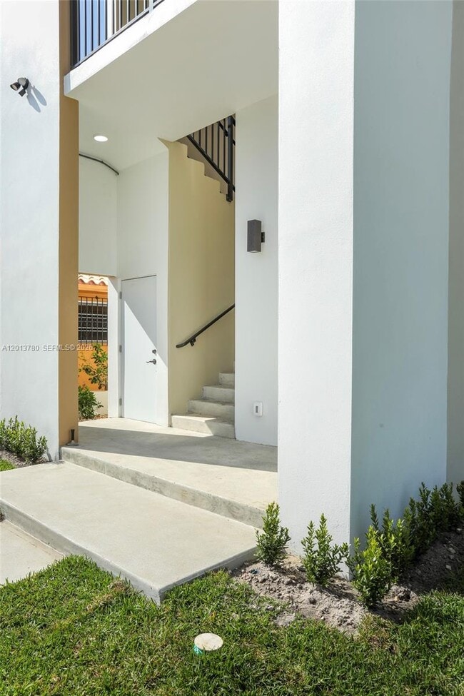 Building Photo - 120 SW 35th Ave