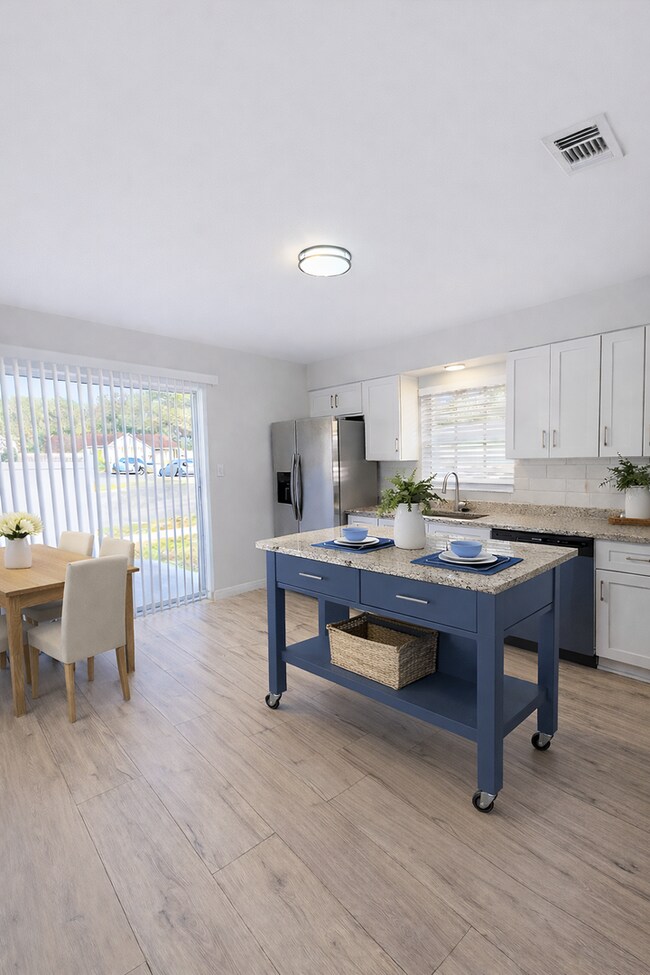Building Photo - Stunning Remodeled 3BR Duplex in Oviedo with Modern Upgrades