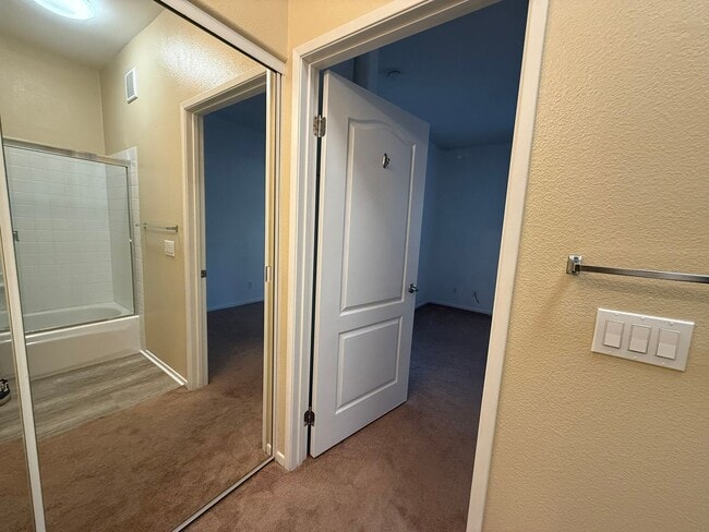 Building Photo - 1BR/1BA Condo w/ ASSIGNED PARKING for rent near Del Mar AVAILABLE NOW!