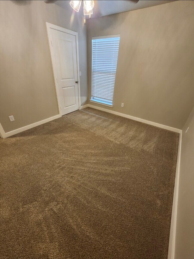 Building Photo - 3 bed 2 bath home in Lone Star Trails! 2 car garage