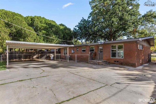 Building Photo - 2418 Hampstead Ln