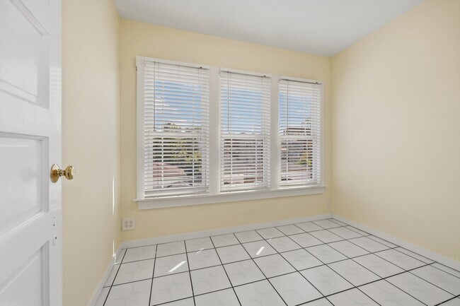 Building Photo - 4937 N Talman Ave