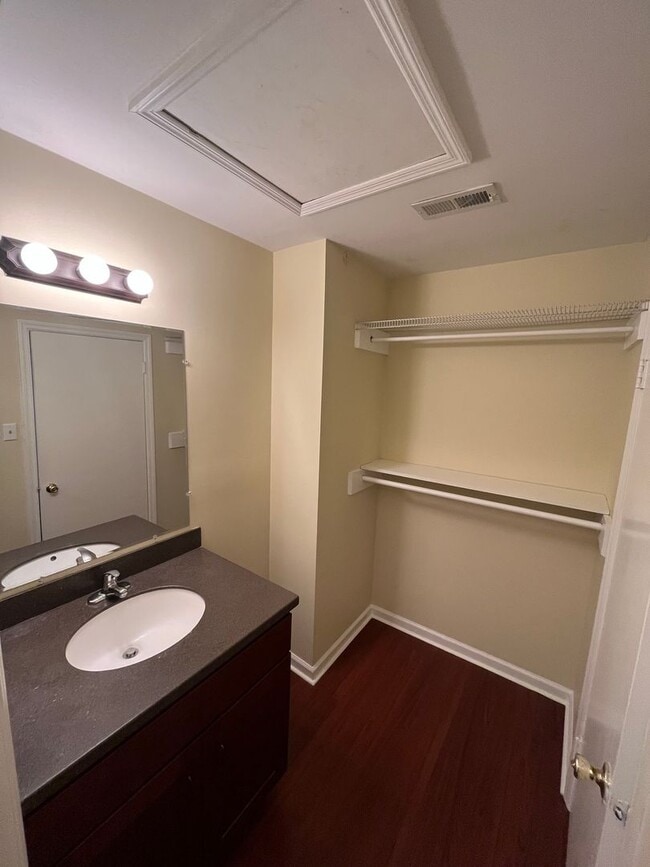 Building Photo - Ash Street (1028)