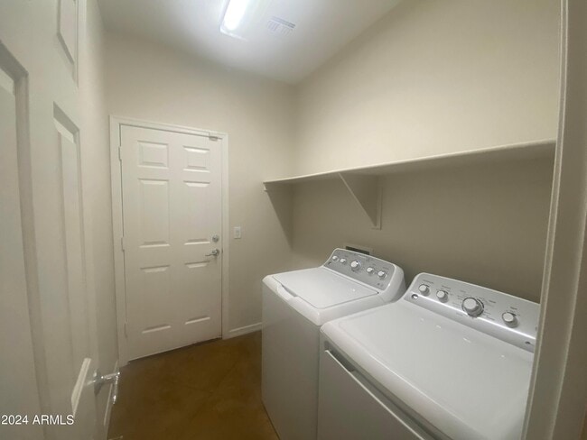 Building Photo - 5230 W Redbird Rd