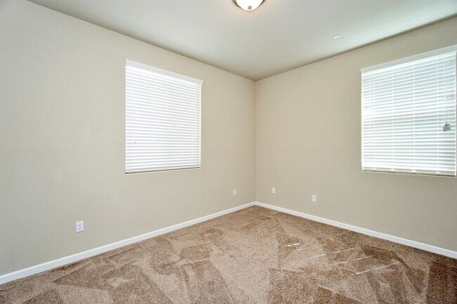 Building Photo - Beautiful 3/2.5 near Clovis East High School
