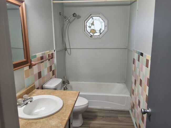 Building Photo - Comfy 2 Bedroom, 1 Bath House located in R...