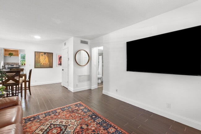 Building Photo - 1900 NE 8th Ct