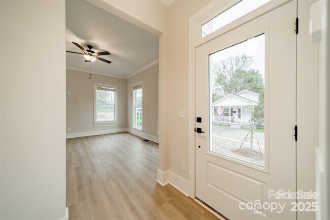 Building Photo - 576 Reid St