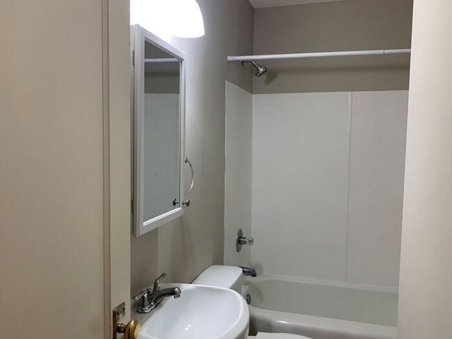 Building Photo - 523 Martin St