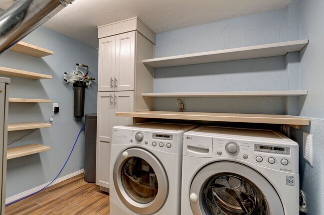 Building Photo - 3 Bed 2.5 Bath Home with a View!