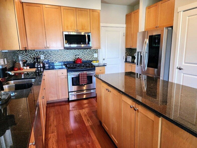 Kitchen - 562 Alpine Ridge Pl NW
