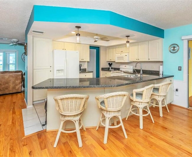 Building Photo - 2227 Pineland Dr