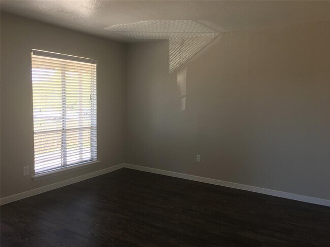 Building Photo - 5607 Sunshine Dr