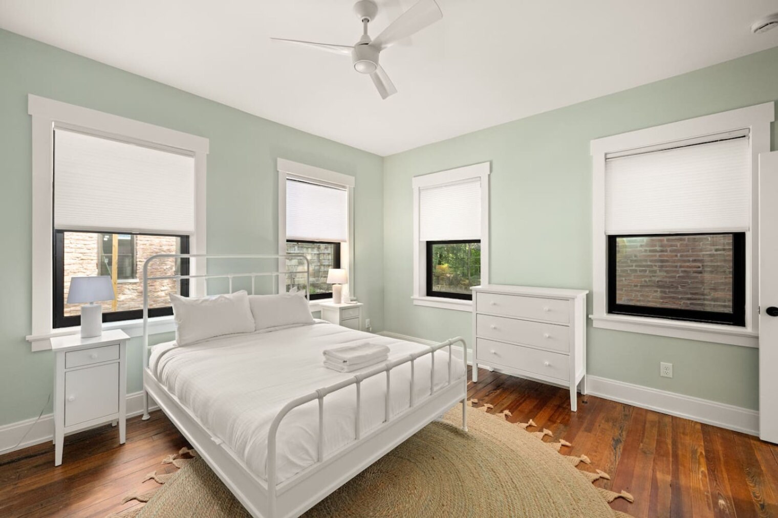 Building Photo - 1918 Vine St