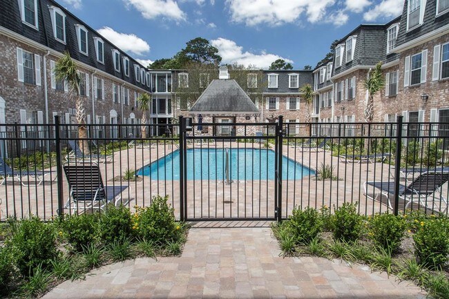 Building Photo - 359 N Post Oak Ln