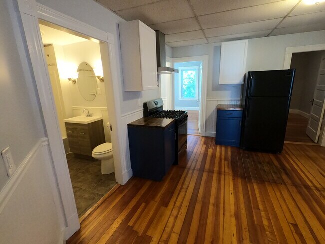 Eat-in Kitchen - 11 Mt Vernon St