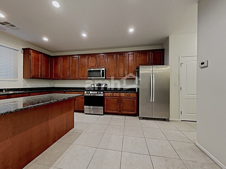 Building Photo - 7700 Flowering Quince Dr