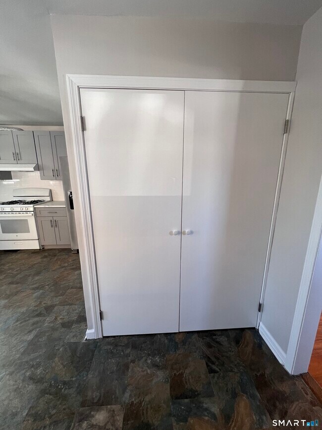 Building Photo - 93 Shell St