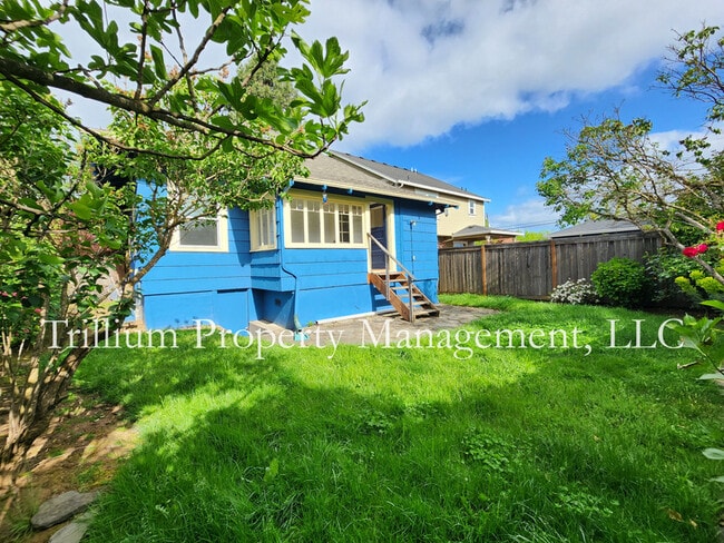 Building Photo - 4542 NE 32nd Pl