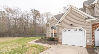 Building Photo - MOVE IN READY Townhome in the Heart of Suf...