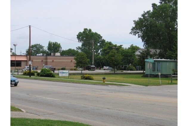 Building Photo - Fox Valley Estates