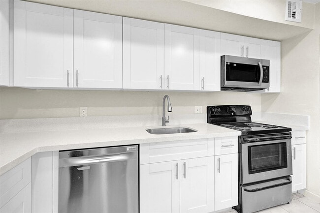 Building Photo - 4218 Inverrary Blvd