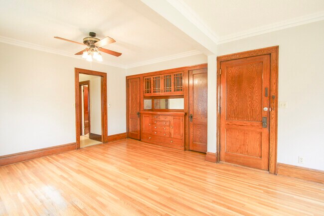 Building Photo - 1605 Charles Ave