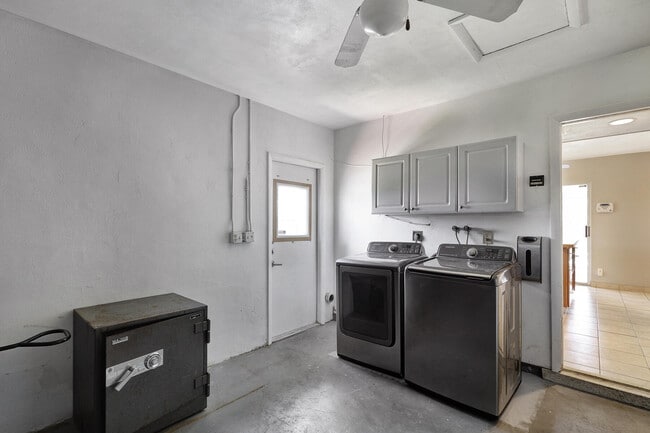 Building Photo - 800 SW 12th Ave