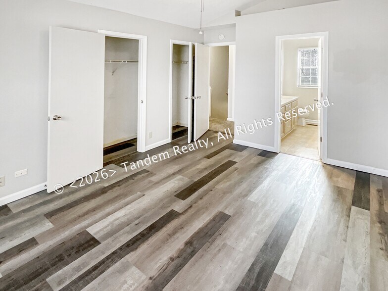 Building Photo - 512 Selsey Ct S