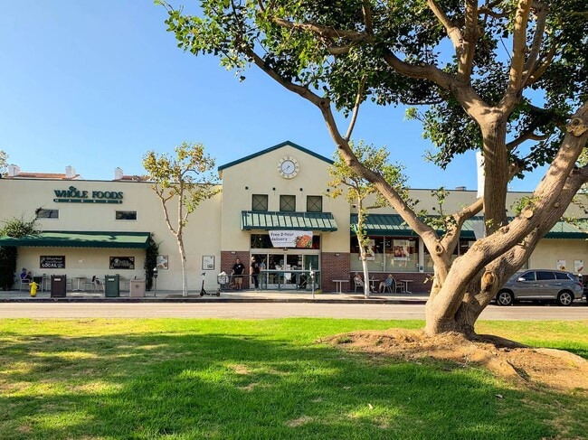 Building Photo - 11645 Montana Ave